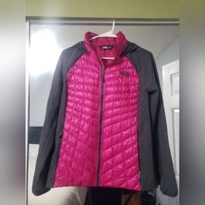 The North Face Women's Pink and Black Jacket Pre-ow Excellent Condition.